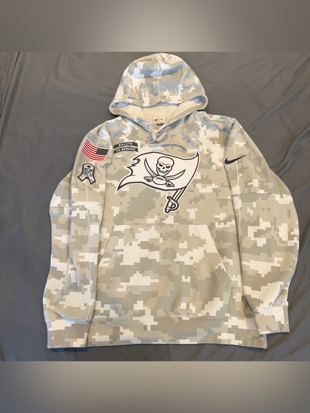 Men’s Nike Tampa Bay Buccaneers Salute To Service Hoodie Grey Small Camo